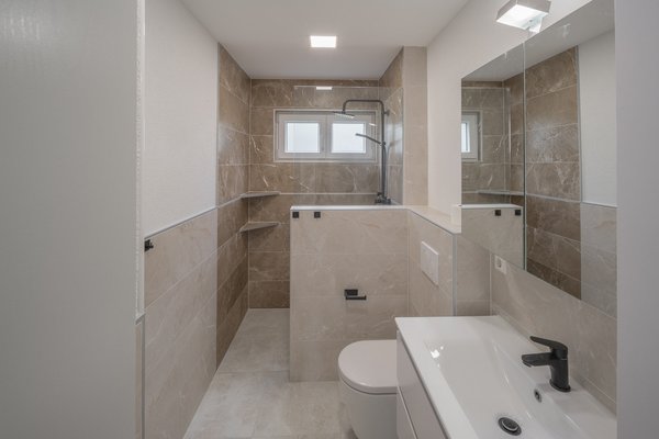 Immobilie in Unterkirnach - Hier können Sie sofort einziehen -  komplett renoviertes Zweifamilienhaus - Bild 31