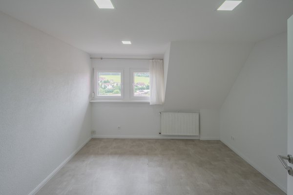 Immobilie in Unterkirnach - Hier können Sie sofort einziehen -  komplett renoviertes Zweifamilienhaus - Bild 27