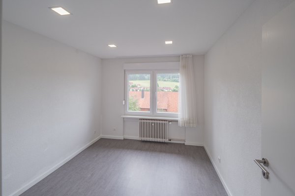 Immobilie in Unterkirnach - Hier können Sie sofort einziehen -  komplett renoviertes Zweifamilienhaus - Bild 35