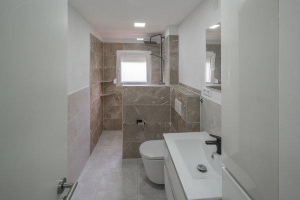 Immobilie in Unterkirnach - Hier können Sie sofort einziehen -  komplett renoviertes Zweifamilienhaus - Bild 30