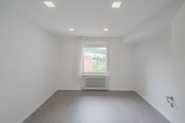 Immobilie in Unterkirnach - Hier können Sie sofort einziehen -  komplett renoviertes Zweifamilienhaus - Bild 34