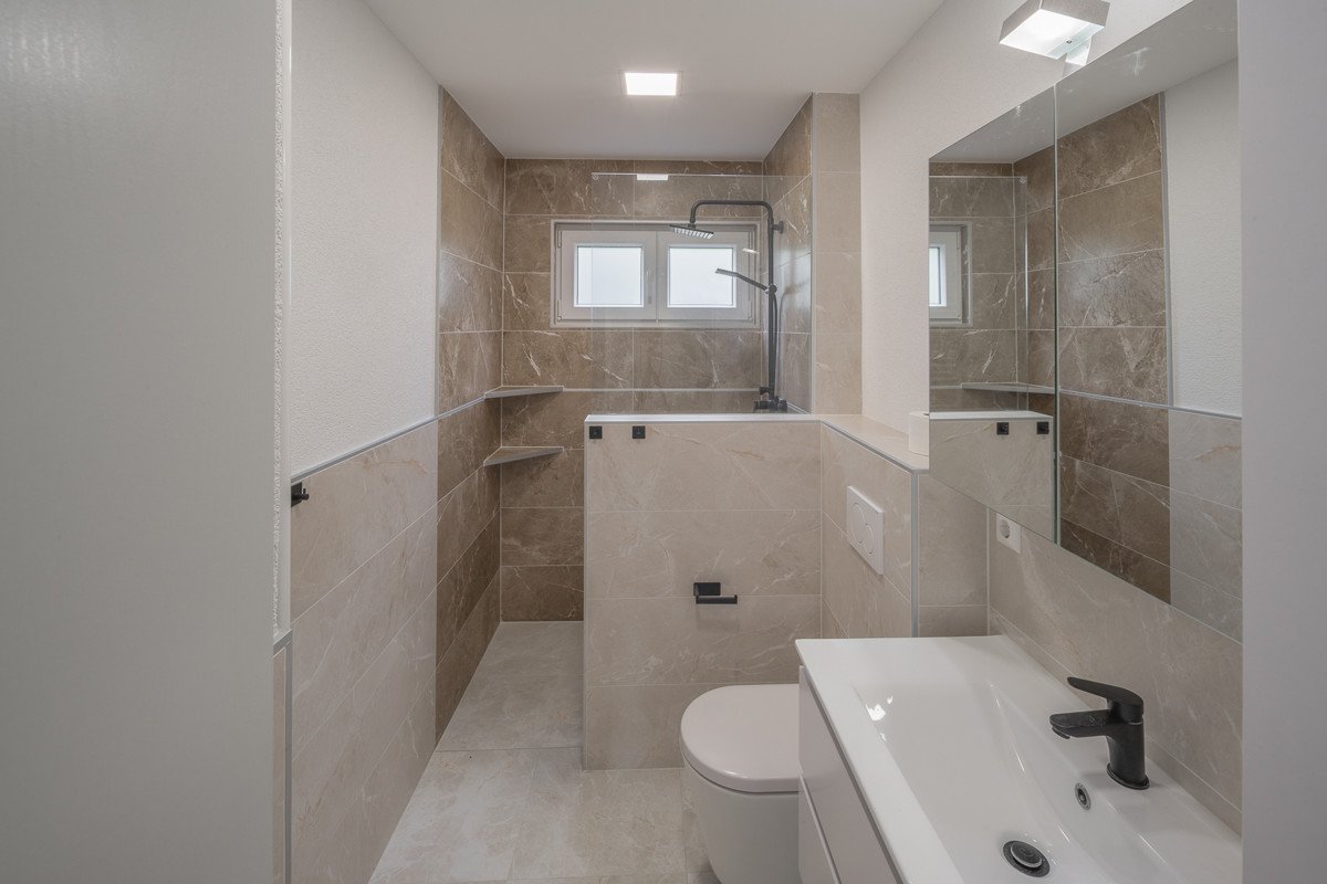 Immobilie in Unterkirnach - Hier können Sie sofort einziehen -  komplett renoviertes Zweifamilienhaus - Bild 10