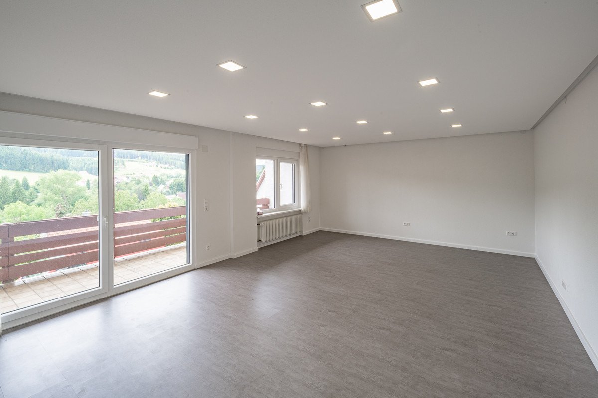 Immobilie in Unterkirnach - Hier können Sie sofort einziehen -  komplett renoviertes Zweifamilienhaus - Bild 1